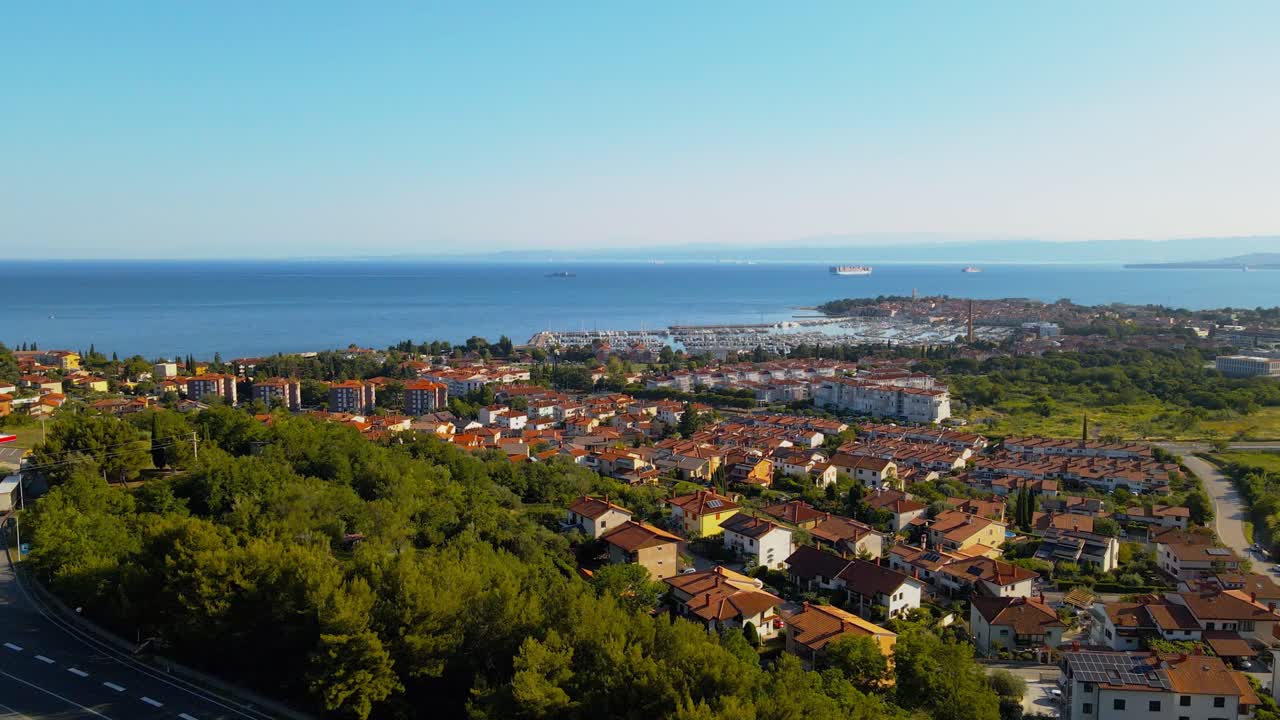 Slovenya'nın büyüleyici sahil kasabası Izola'yı gösteren havadan 4K drone görüntüleri.