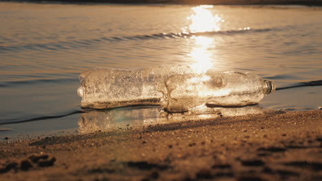 dos botellas de plástico flotan en el agua cerca del concepto de contaminación plástica de la costa