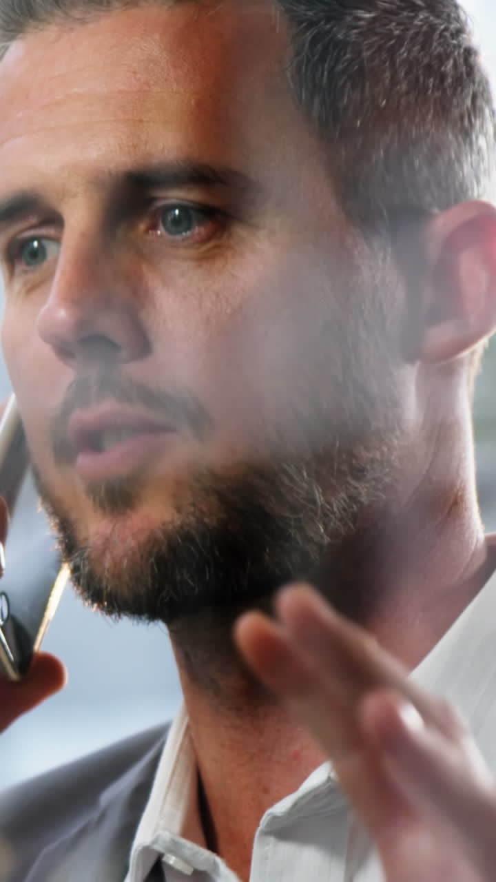 Un uomo d'affari che parla al cellulare.