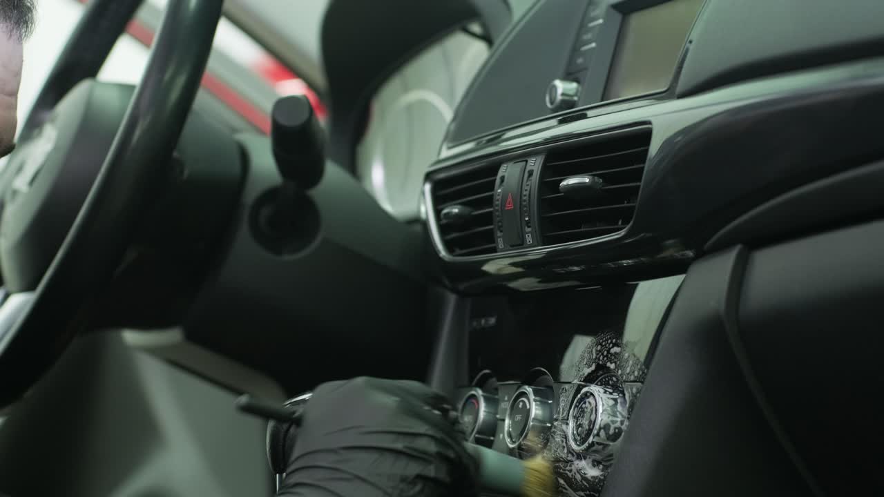 전문적인 자동차 청소. 샤워. 인테리어 세부 사항. 자동차 인테리어를 건조 청소 및 세부 사항; 깊은 좌석 청소; 자동차 세탁에서 거품을 는; 먼지에서 자동차 패널을 청소하는; 진공청소기