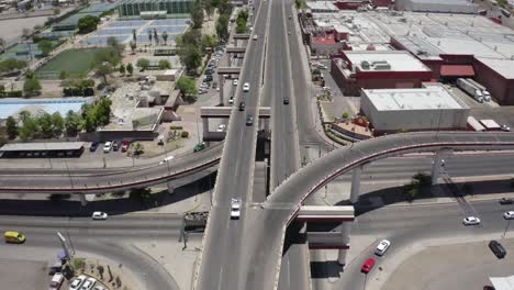 Luftaufnahme-Des-Verkehrs-In-Der-Kleinstadt