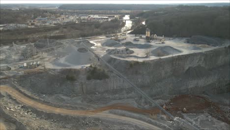 Imágenes-De-4k-Volando-Hacia-Una-Cantera-De-Roca-En-Clarksville,-Tennessee