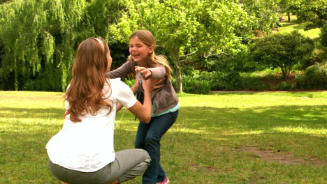 Kleines-Mädchen-Rennt-Zu-Ihrer-Mutter