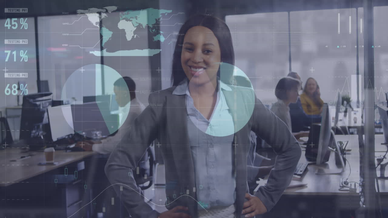 Animazione di elaborazione dati statistici con una donna d'affari afroamericana che sorride in ufficio.