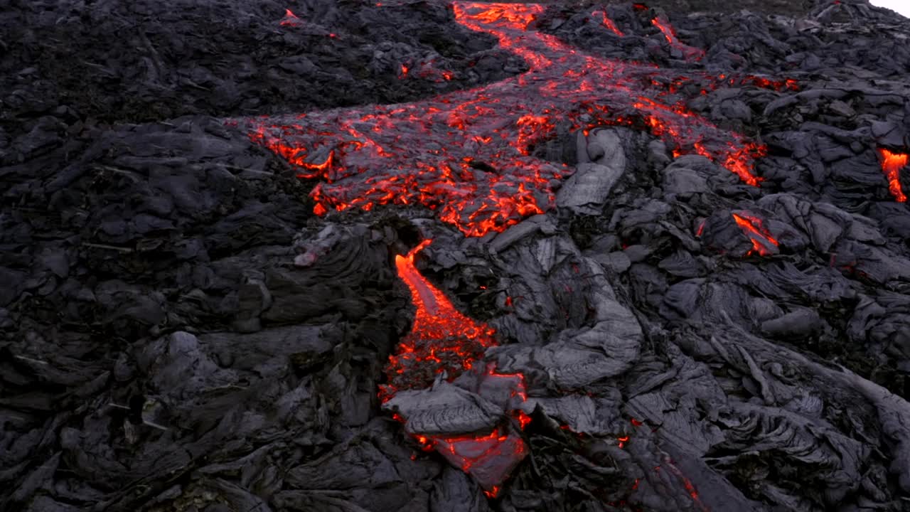 4k 드론은 활성 및 비활성 용암 흐름의 공중 영화적 조류 시각을 제공합니다.