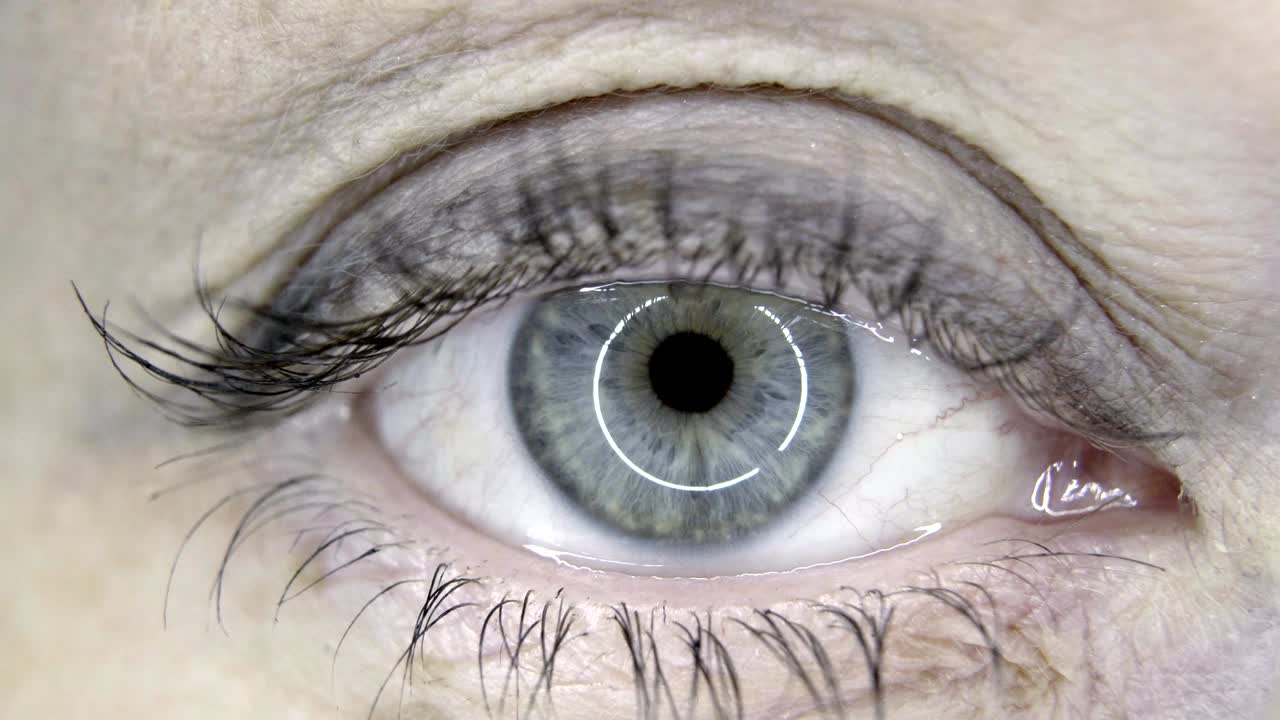 глаза девушки вблизи.