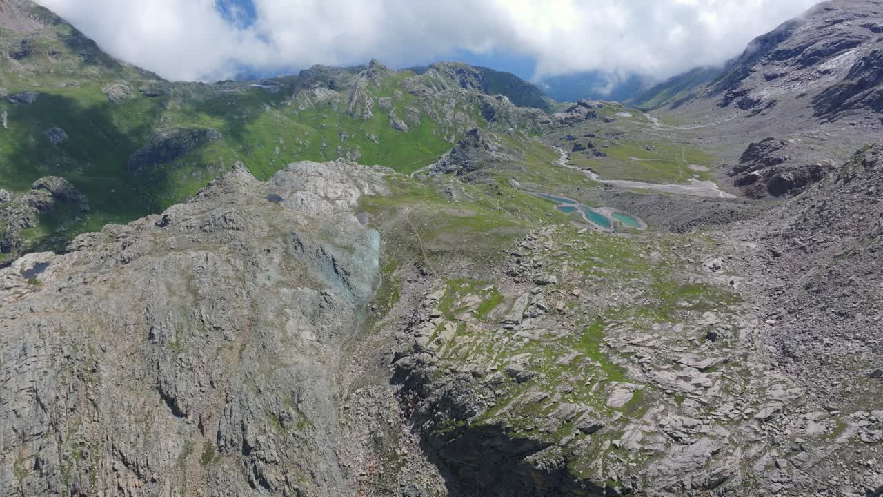 volando sobre las montañas de valmalenco en la región de valtellina en la temporada de verano, italia