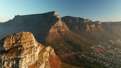 Hermoso-Paisaje-De-La-Cabeza-Del-León-Y-Las-Montañas-De-La-Mesa-En-Ciudad-Del-Cabo,-Sudáfrica