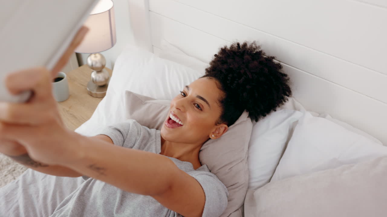 Donna, tablet digitale o selfie in camera da letto