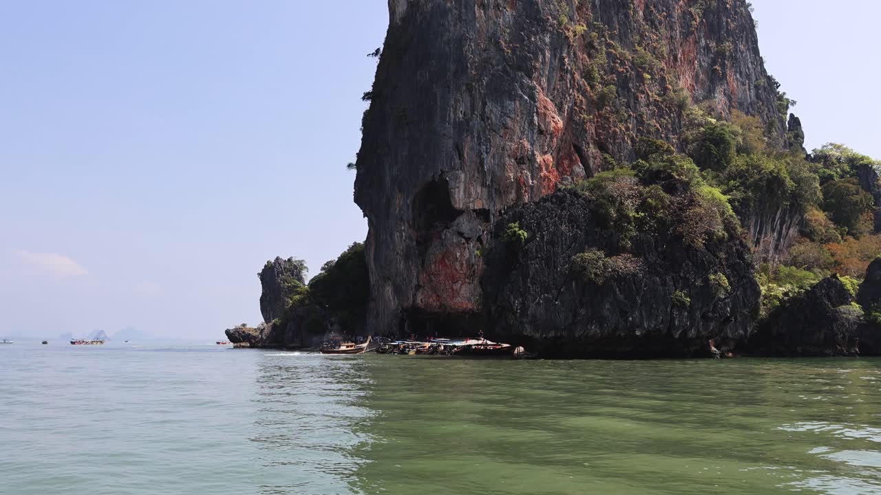 лодка проходит мимо большого известнякового обрыва