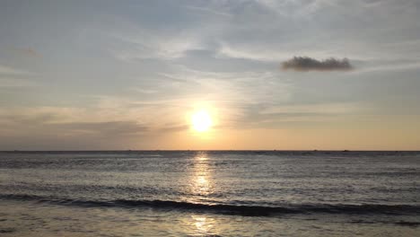 Una-Toma-En-Cámara-Lenta-De-Una-Hermosa-Puesta-De-Sol-Sobre-El-Mar-En-Fort-Kochi,-Con-Cielos-Despejados-Y-Mareas-Bajas.