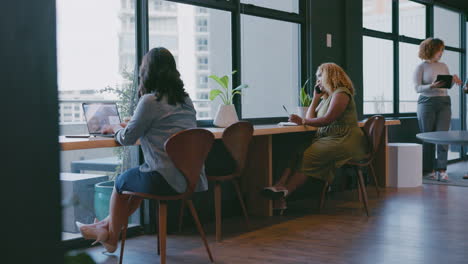 gente de negocios, oficina y equipo de coworking