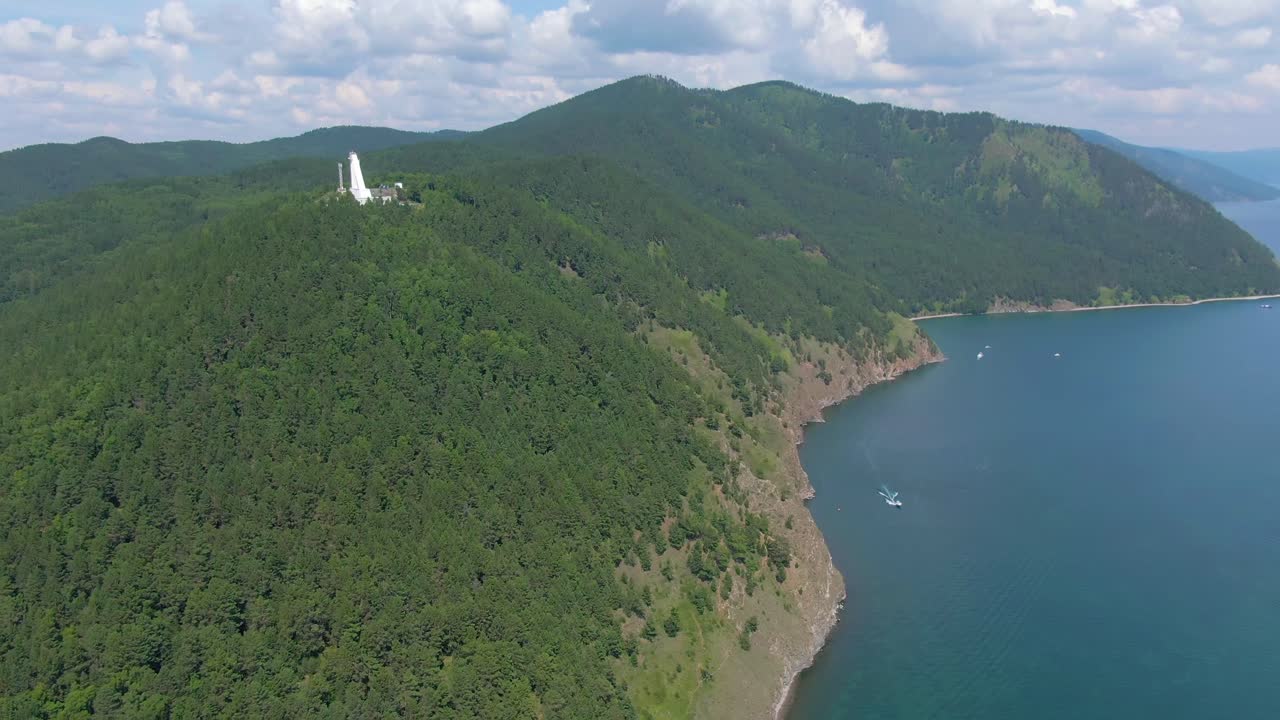 호수 와 등대 를 가진 산악 풍경 의 공중 풍경