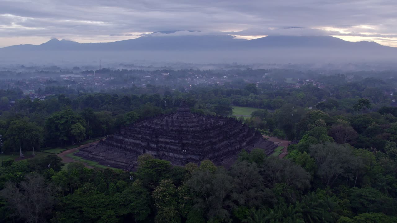 Il tempio di Borobudur risplende all'alba