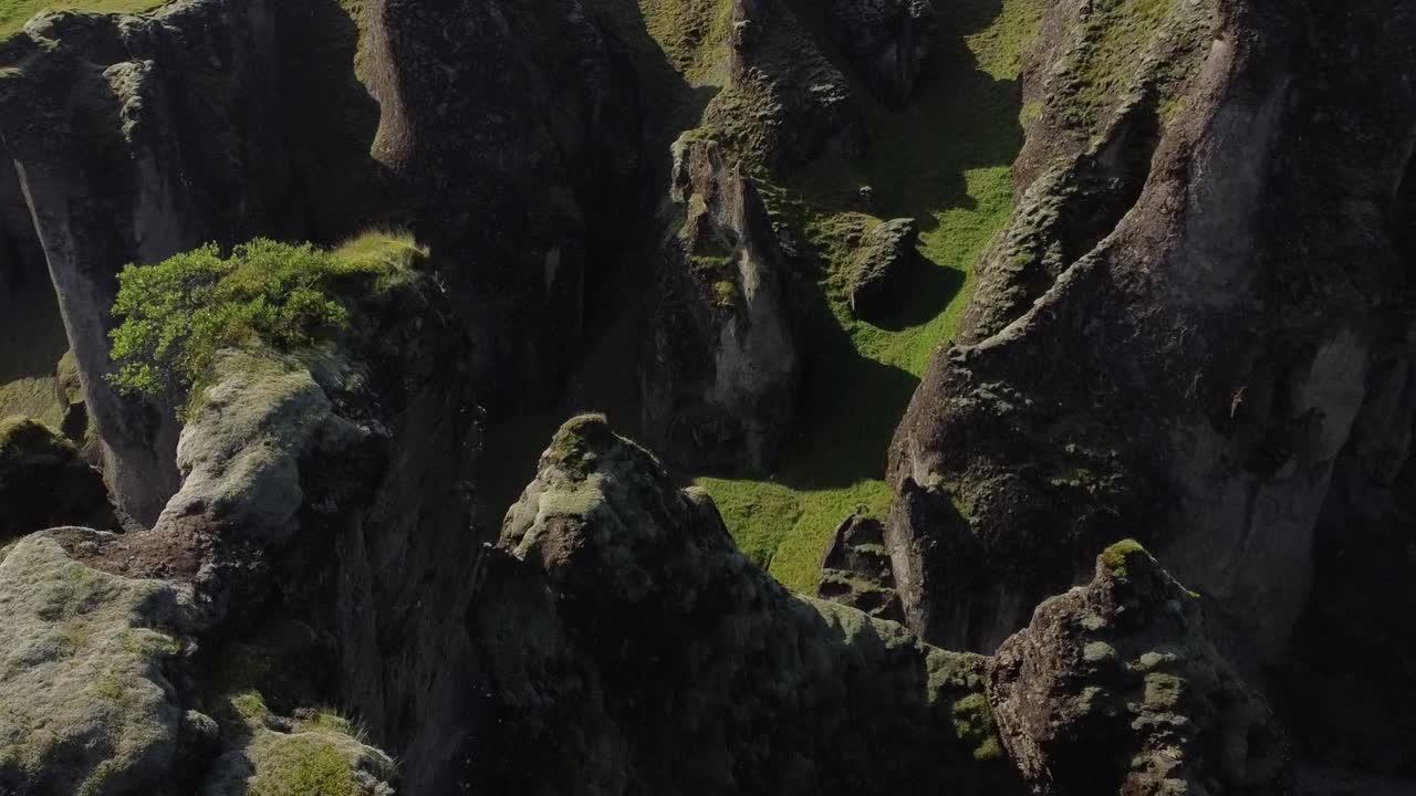 cañón fjaðrárgljúfur en el sur de islandia