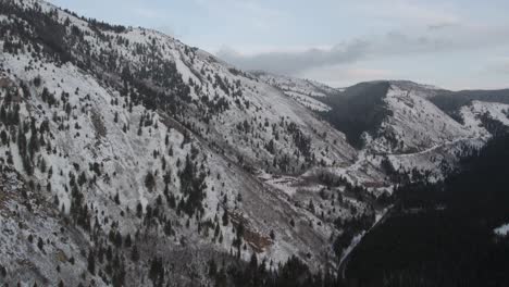 Cielo-Nublado-Sobre-Picos-Cubiertos-De-Nieve-En-Utah