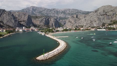 la desembocadura del río cetina y el estuario de la playa de punta de la ciudad costera de omis en croacia con montañas escarpadas de fondo