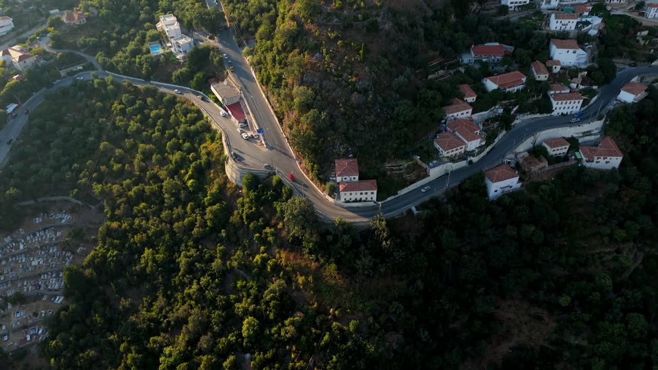 산악 마을과 울불한 도로가 밀집한 초록 숲으로 둘러싸여 있습니다.