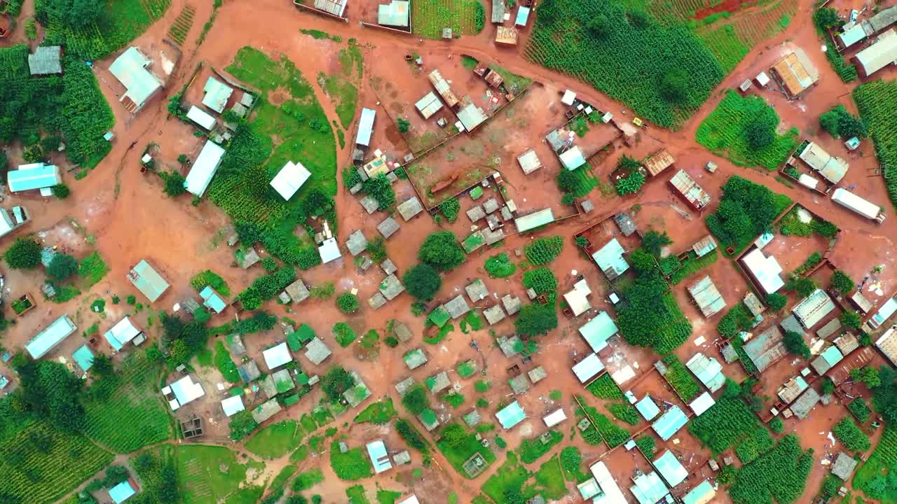 드론으로 아프리카 마을 위에서 하향식 촬영