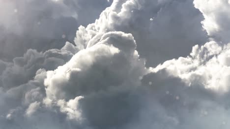 nubes cúmulos, gris oscuro con la luz del sol moviéndose por el cielo