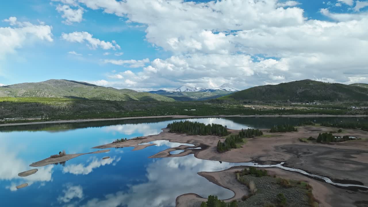 hermoso reflejo panorámico de nubes y cielo azul en aguas tranquilas en frisco colorado