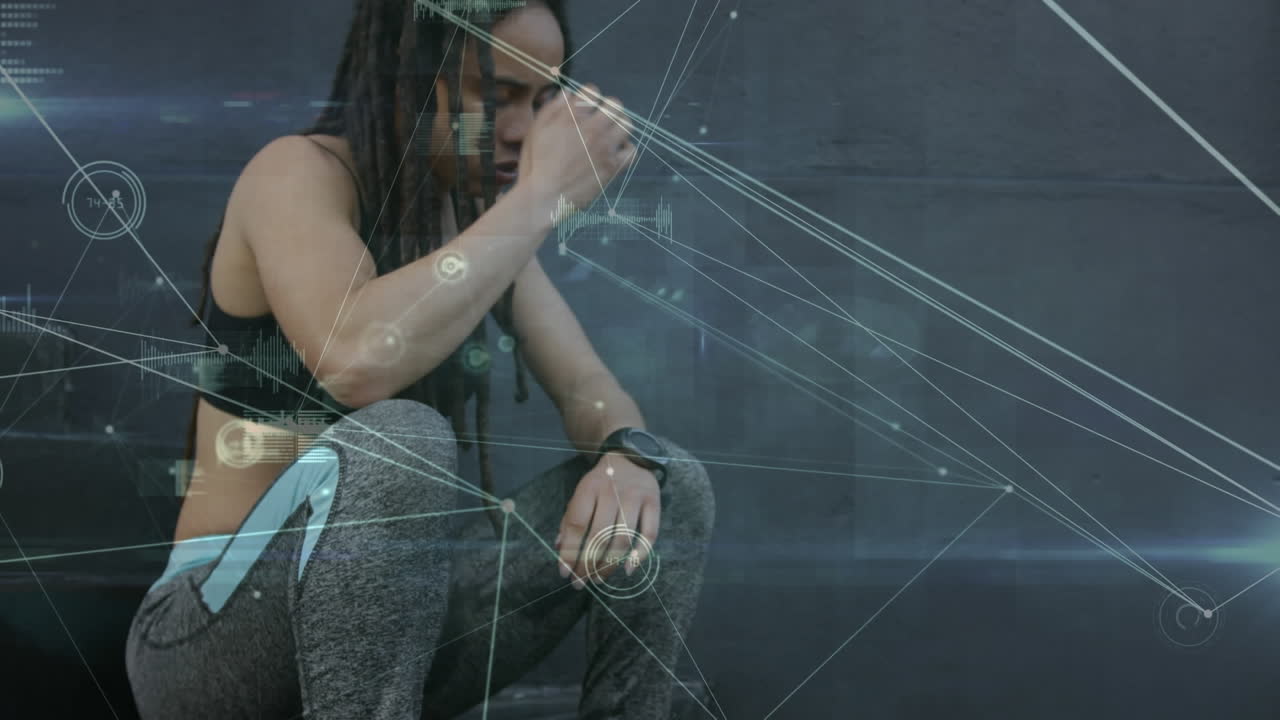 red de conexiones y procesamiento de datos sobre una cansada mujer afroamericana en forma sentada en las escaleras