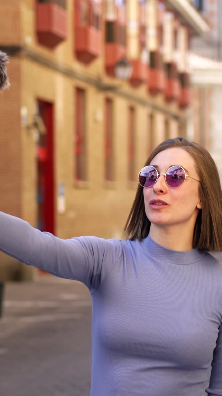 Persone che si godono la vita in città con gli occhiali da sole