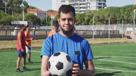 Jugador-De-Fútbol-Mirando-A-La-Cámara-En-El-Campo