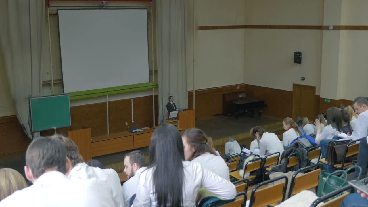 conferencia en el auditorio de la universidad de medicina