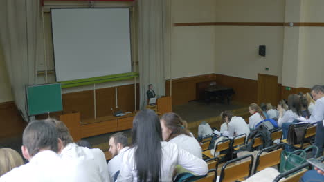 Vortrag-Im-Auditorium-Der-Medizinischen-Universität