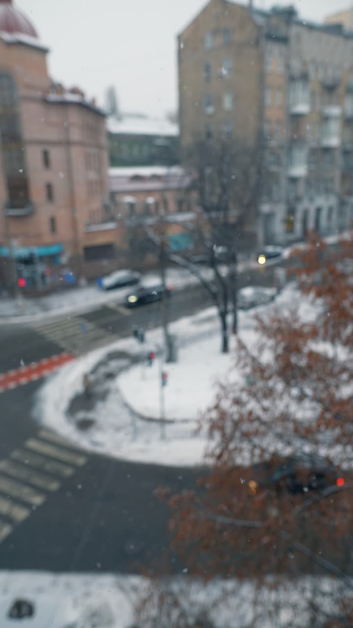 눈 인 도시 교차로 위에서 볼 수 있습니다.