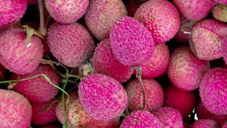 Toma-Artística-De-Lichi-De-Frutas-Tropicales-Conocido-Como-Bayas-De-Litchi-Chinensis,-Vista-Fija-Superior-Con-Rotación