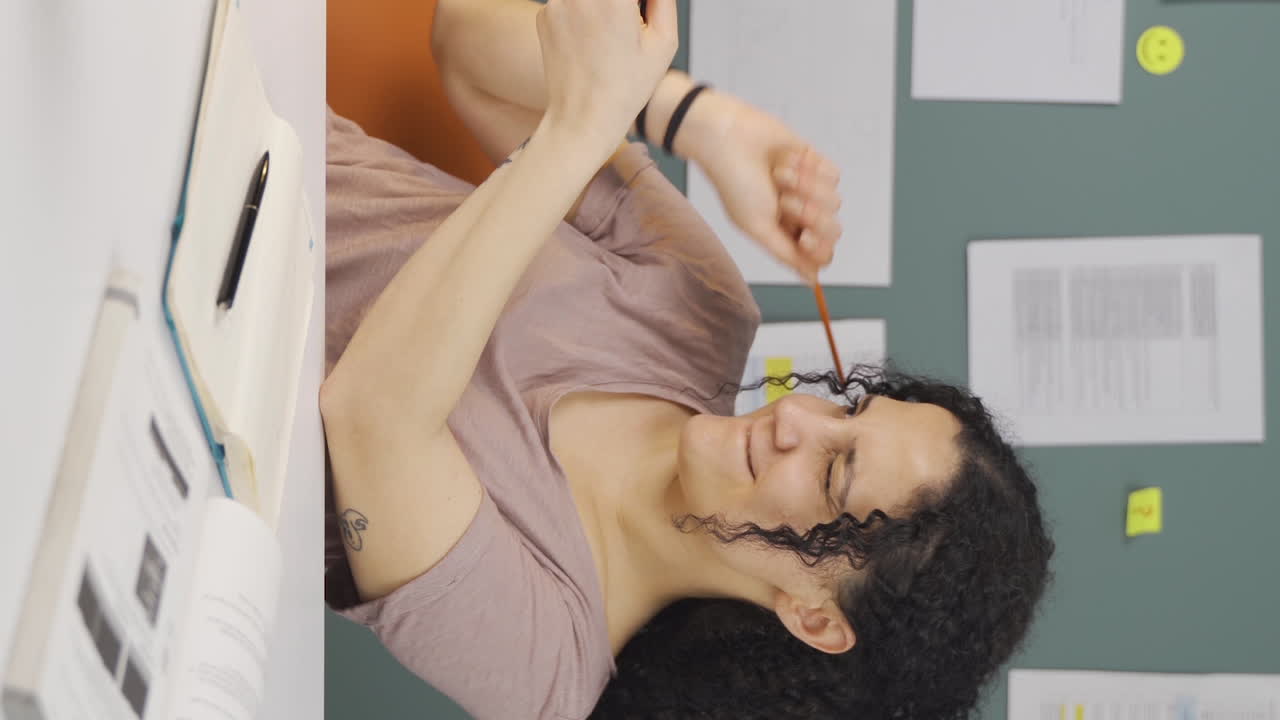 video vertical de una estudiante loca.