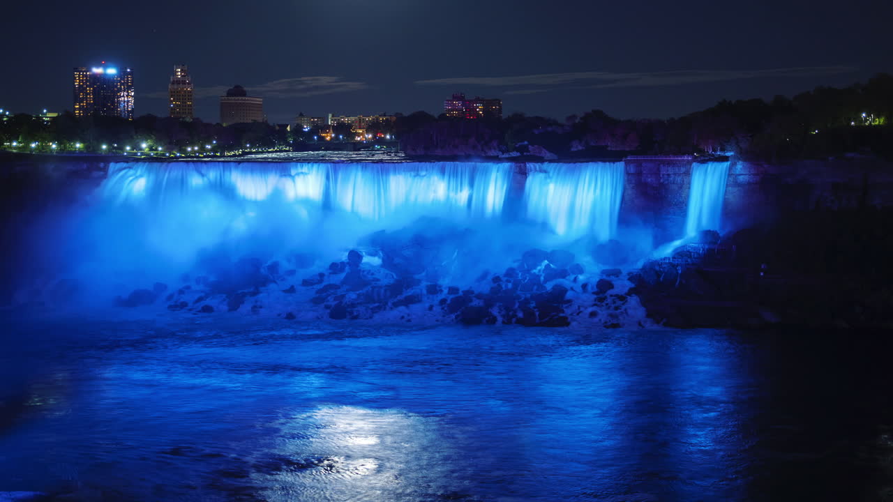 나이아가라 폭포는 야간 저속 촬영에서 조명을 받았습니다.