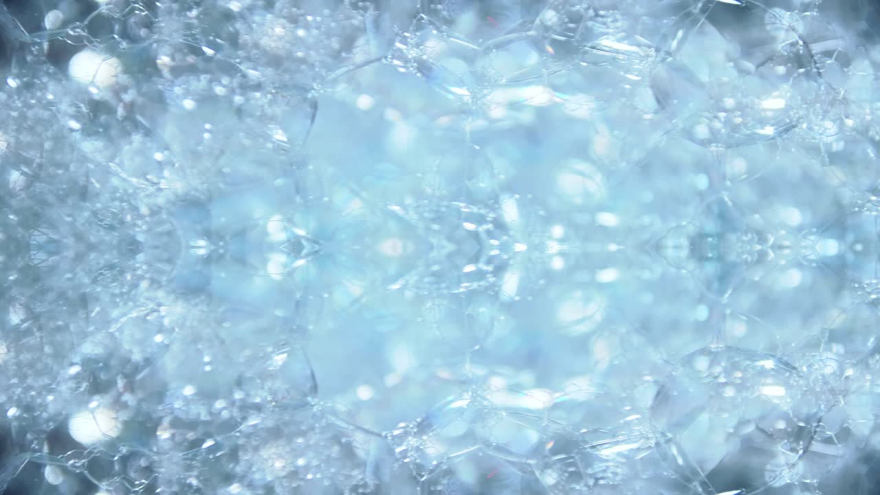 회전 슬로우 모션 및 파란색 복사 공간 배경이 있는 예술적 흐림 거품 및 점