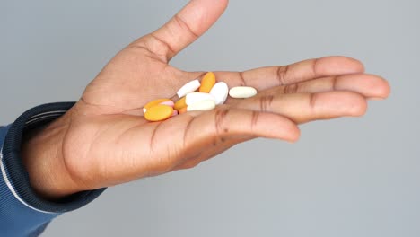 un puñado de pastillas en una mano