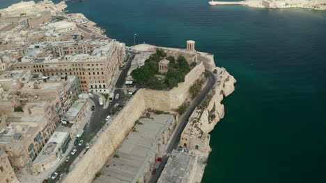 Wide-View-of-Ancient-Upper-Barrakka-Gardens-Public-Garden-in-Valletta,-Malta-Capital-City-from-an-Aerial-Perspective