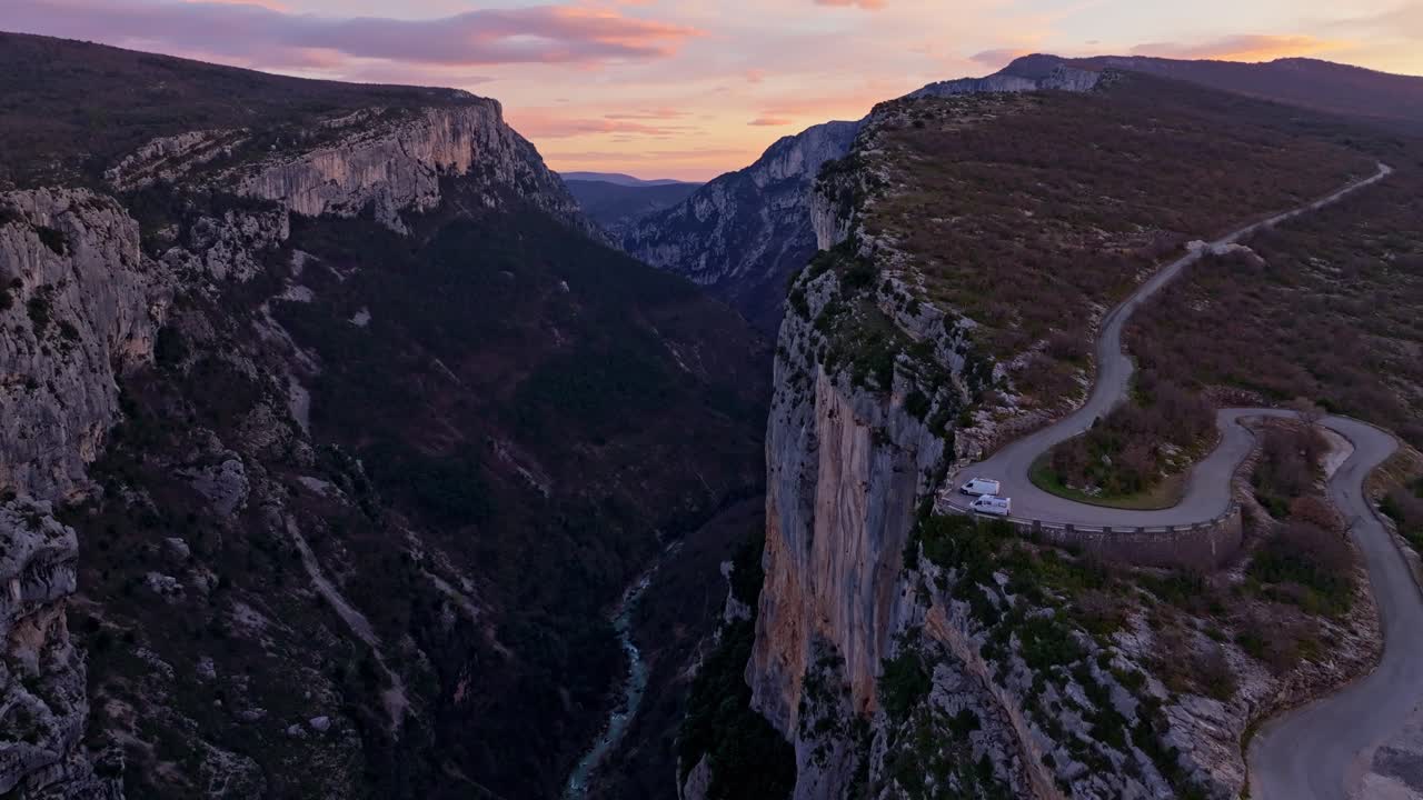 Veduta aerea di un camper in sosta a picco sulla scogliera sotto la luce serale della Provenza