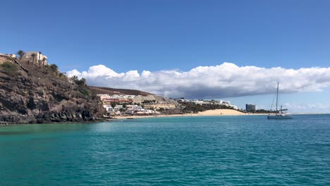 Segelboot-Vor-Anker-An-Der-Küste-Von-Paradise-Beach-Auf-Der-Insel-Teneriffa,-Tropisches-Europäisches-Reiseziel-In-Spanien