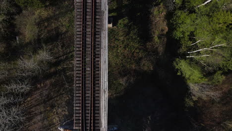 Puente-De-Tren-Por-Drone-Sobre-Un-Río