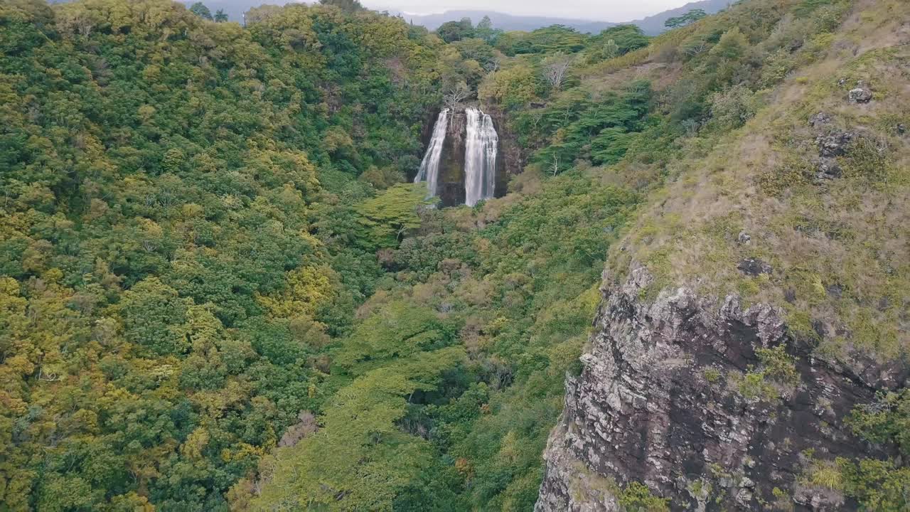 disparo de drone en cascada de hawaii