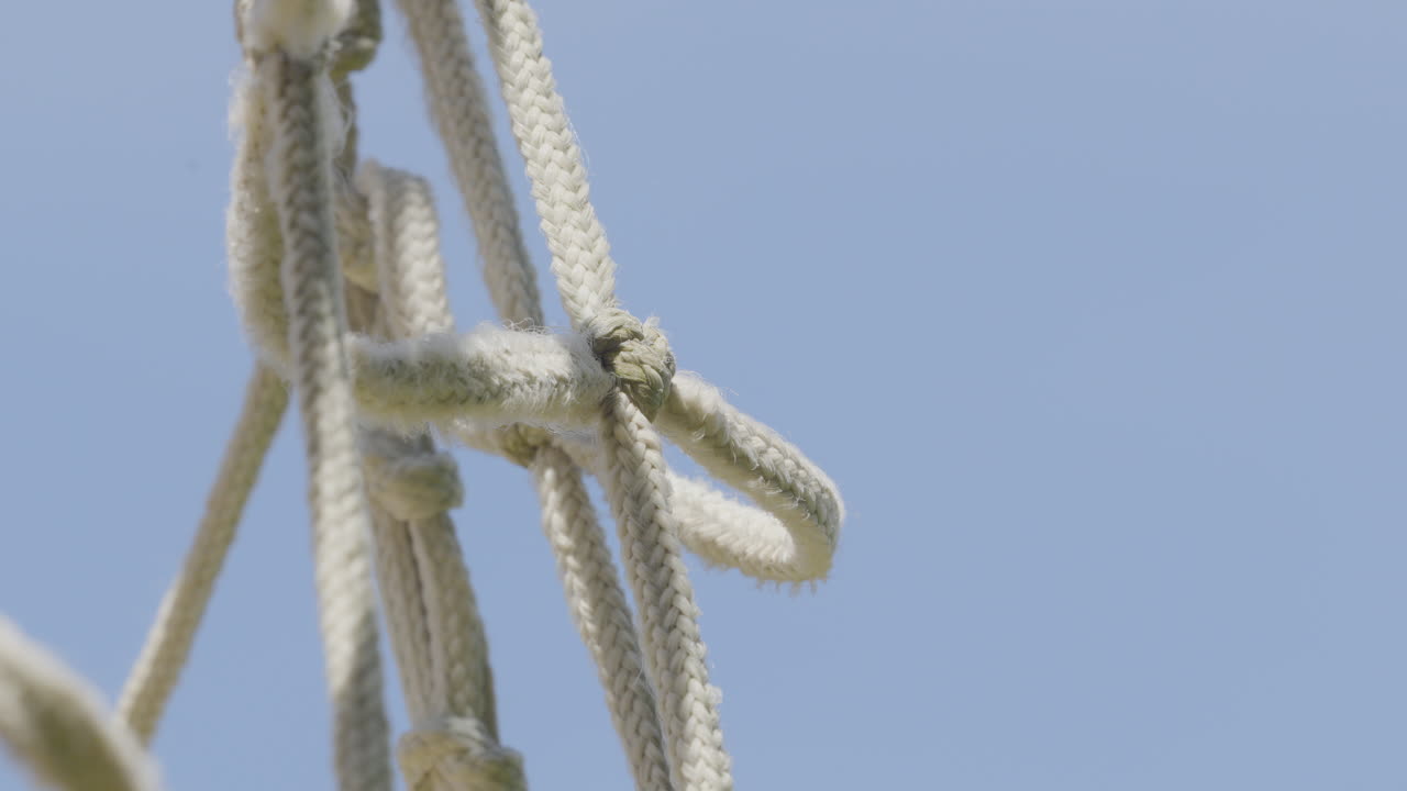 파란 하늘을 배경으로 깨진 네트워크 로프. 가까이 가