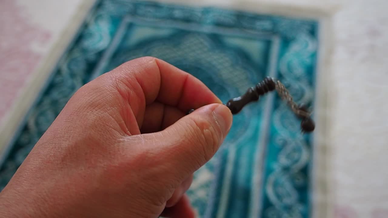 un musulmán rezando dibujando una cuentas de oración, un musulmán dibujando un cuerpo de oración,