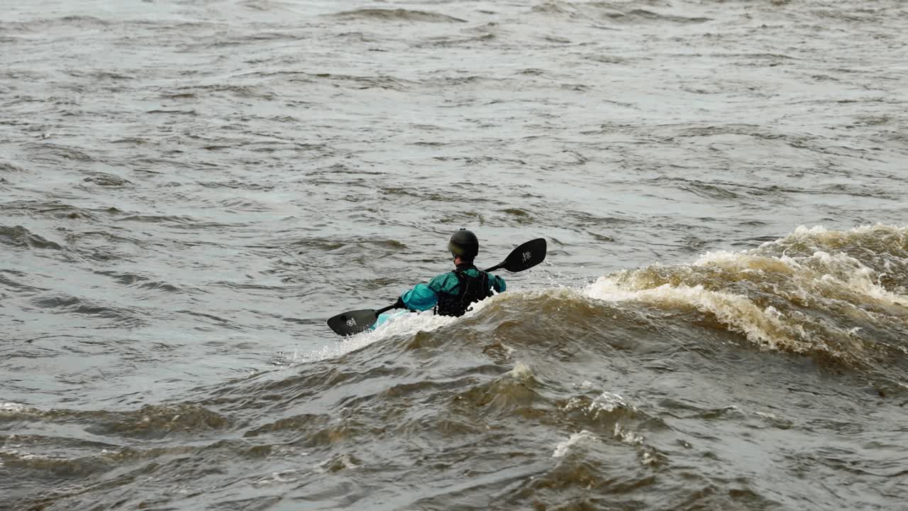 리버 서핑 카약은 오타와 강에서 파도의 팽창을 탄다