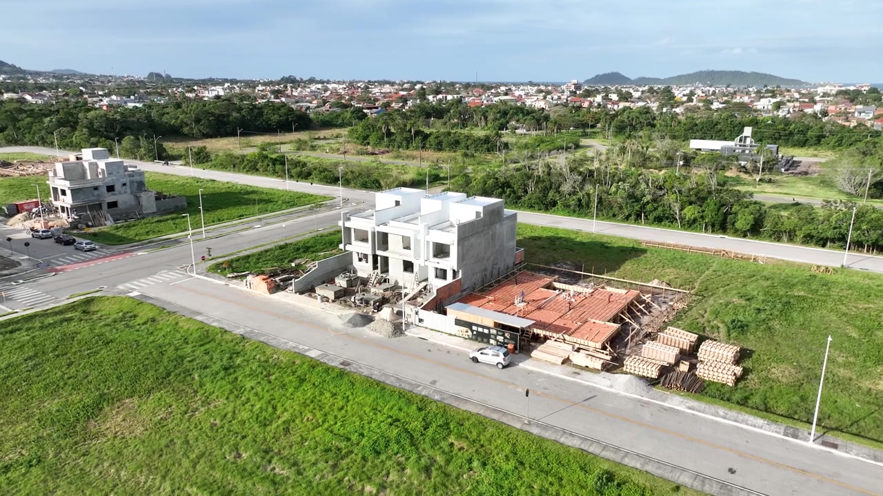 Vista aérea de modernas casas residenciales en construcción utilizando elementos de hormigón prefabricado con trabajadores en el lugar en Florianópolis, Santa Catarina, Brasil