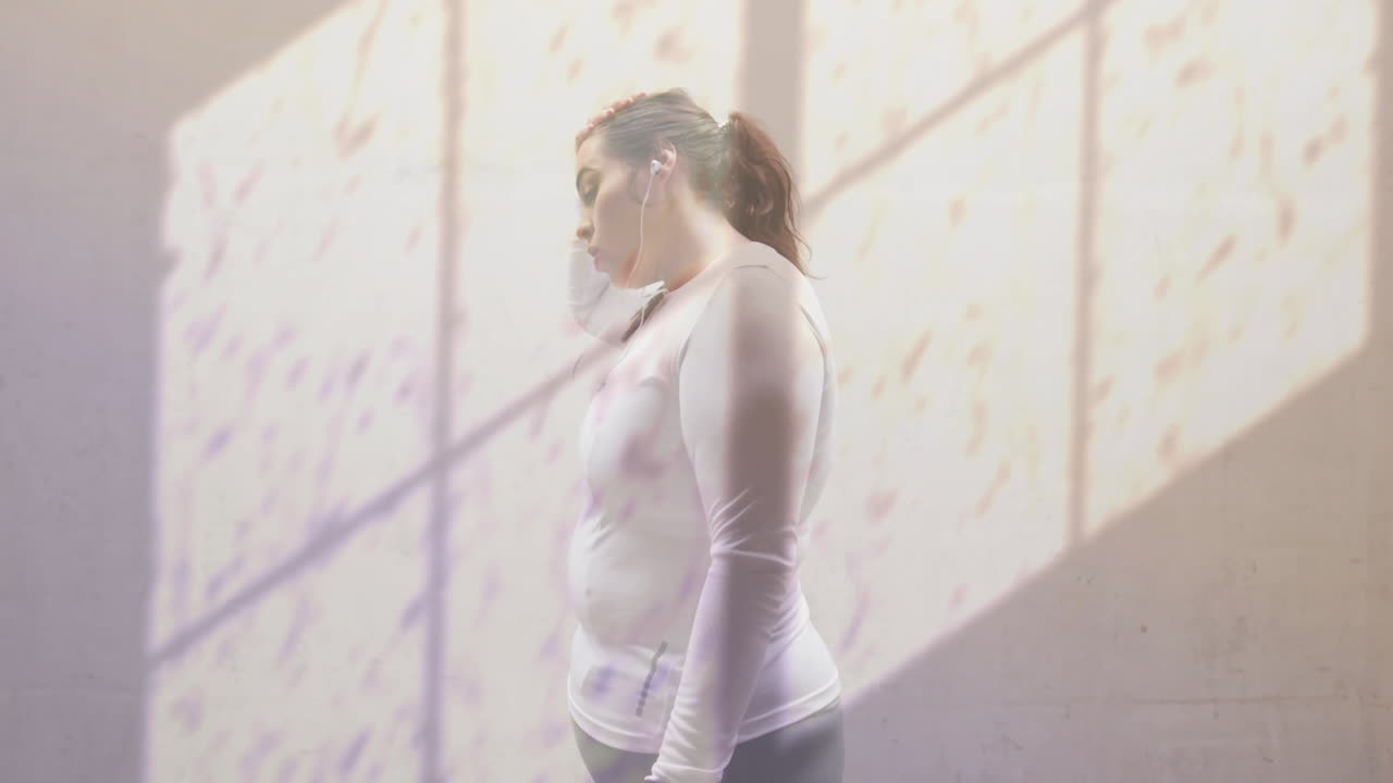 Animação de sombra de janela e gotas de água sobre mulher caucasiana plus size infeliz