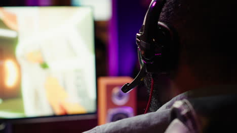 mann, der ein headset benutzt, um ein sf-fps-videospiel zu spielen, amüsiert sich, nahaufnahme