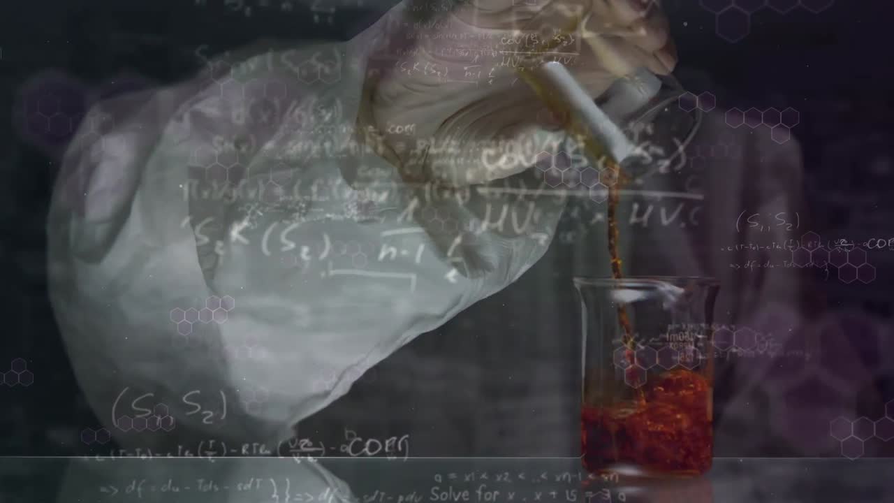 animación del procesamiento de datos y fórmulas químicas sobre las manos del trabajador de laboratorio con muestras