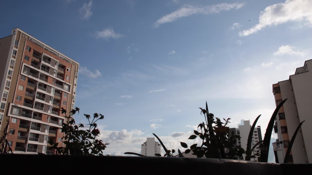 bucaramanga colombia 4k에서 일몰에 가까운 흐린 푸른 하늘의 광각 저속 촬영