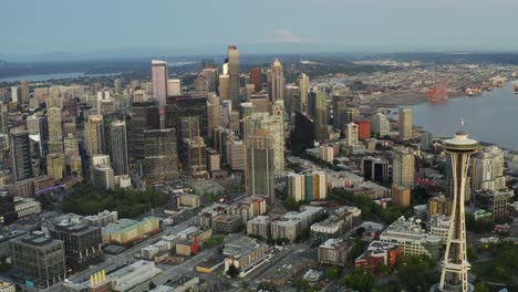 Iconic-skyline-of-Seattle-with-Space-Needle-and-multiple-skyscrapers,-aerial